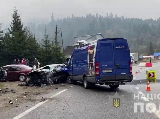 Людей визволяли з понівеченого авто: у поліції розповіли про сьогоднішню ДТП