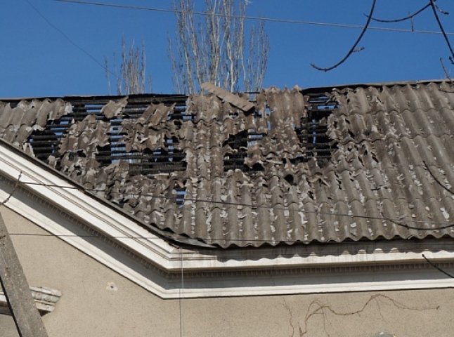 Наслідки негоди: блискавка влучила у дах будинку
