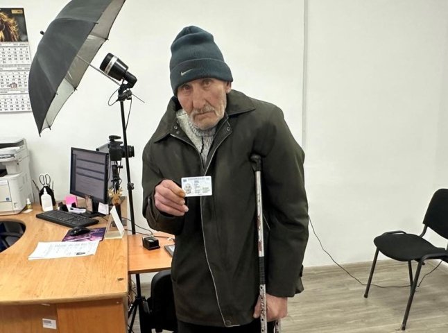 Закарпатець у 68 років отримав перший паспорт громадянина України