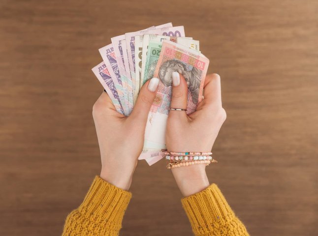 Доплата жінкам у листопаді 2026 року: хто може отримати на 1038 гривень більше