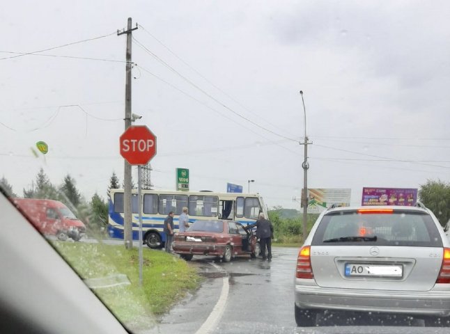 На виїзді із Мукачева сталась аварія