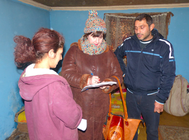 В рамках соціальної паспортизації трьох ромських громад на Мукачівщині було опитано 220 родин