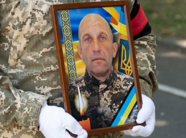 В Ужгороді поховали захисника, який поліг при виконанні бойового завдання кілька днів тому