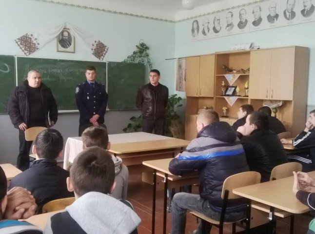 Мукачівські міліціонери продовжують профілактичні бесіди з школярами