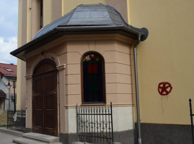 У Берегові вандали пошкодили стіну реформатської церкви