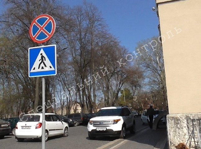 Водій автомобіля на дипломатичних номерах припаркувався прямо під знак "Зупинка заборонена"