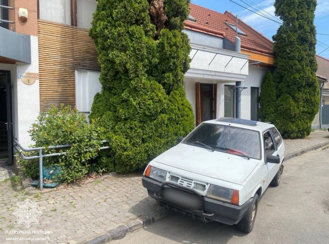 Горе-водій скоїв аварію в Ужгороді Горе-водій скоїв аварію в Ужгороді