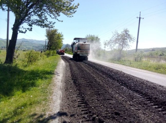 Почали ремонтувати одну з найбільш завантажених доріг Закарпаття
