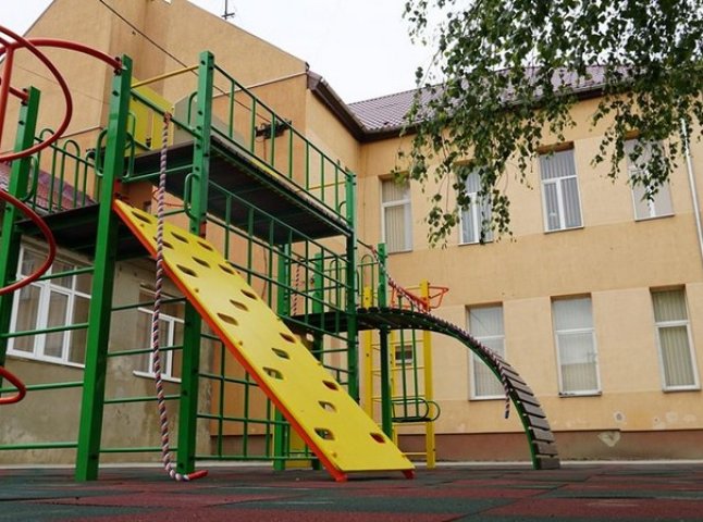 У трьох школах Мукачева звели спортивні майданчики