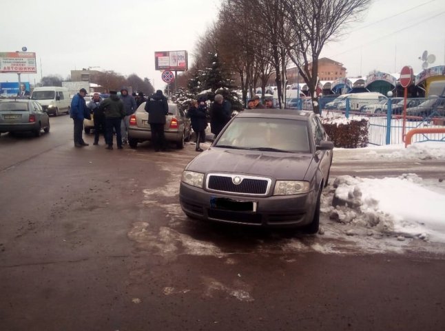 У Мукачеві біля ринку "ГІД" сталася аварія