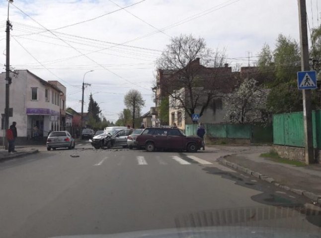 На вулиці Берчені в Ужгороді сталась потрійна ДТП