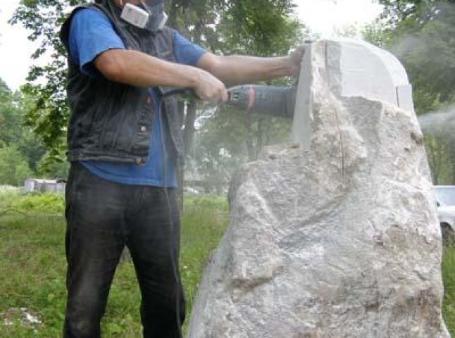 У Хусті проходить міжнародний пленер скульптури “Мелодія каменю”