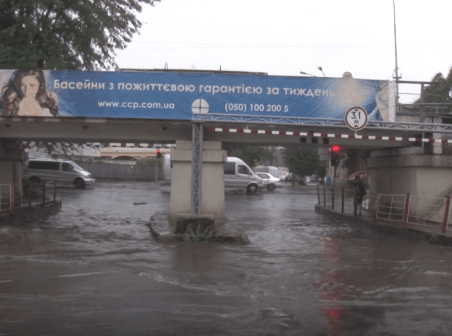 Злива вчергове підтопила в Ужгороді переїзд під мостом на Гагаріна