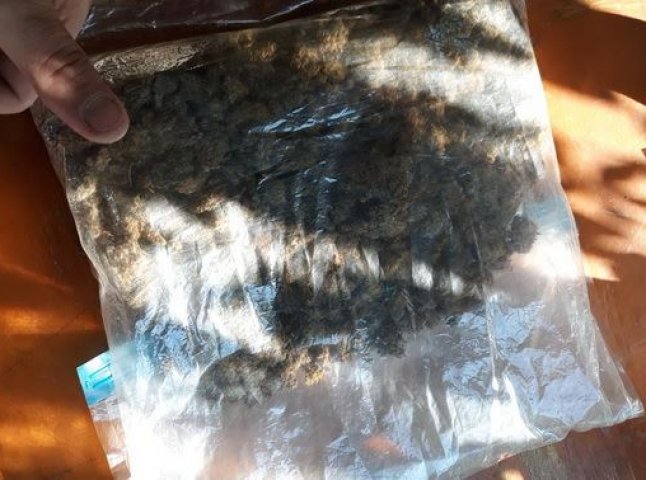 На Ужгородщині у чоловіка знайшли кілограм наркотиків