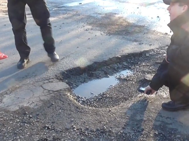Патрульні поліцейські разом з активістами міряли глибину ям на ужгородських дорогах