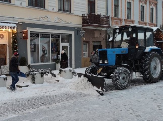 Як в Ужгороді сьогодні розчищають вулиці від снігу