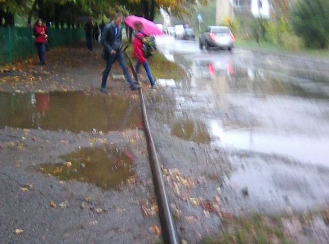 В Ужгороді затопило вулицю Корольова: школярі намагаються оминати болота