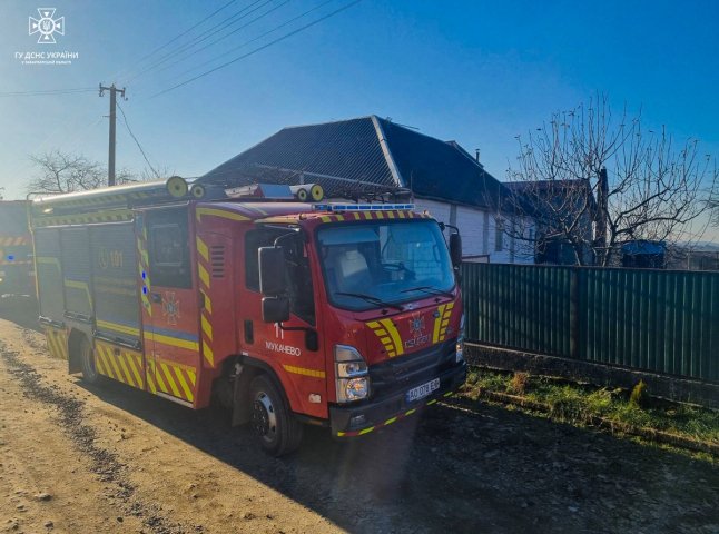 У селі на Мукачівщині 8 рятувальників гасили пожежу
