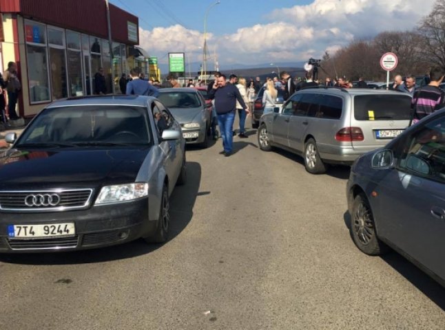 Власники авто з іноземними номерами погрожують 12 листопада влаштувати акцію непокори на КПП "Ужгород"