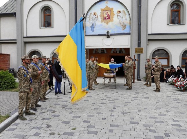 У Мукачеві люди навколішках проводжали Героя в останню дорогу