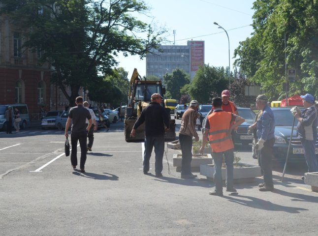 В Ужгороді на площі Петефі почали зменшувати пішохідну зону (ФОТОФАКТ)