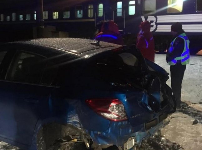 Автомобіль зіткнувся із потягом "Київ-Рахів"