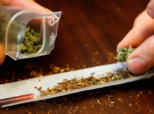В селі Стеблівка 22-річний хлопчина розгулював зі згортком марихуани в кармані