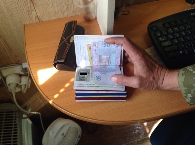 Двоє українців з угорськими паспортами намагались підкупити прикордонників