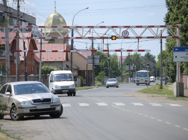 На одній із вулиць Мукачева встановили обмежувач руху великогабаритного транспорту