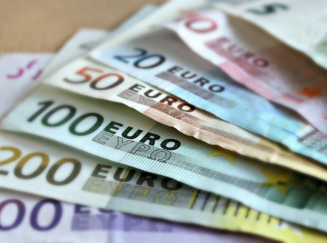 Нацбанк різко зміцнив гривню і відносно долара, і відносно євро
