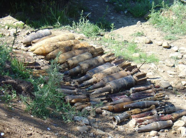 Поблизу одного з ужгородських туристичних комплексів співробітники СБУ виявили схованку з боєприпасами