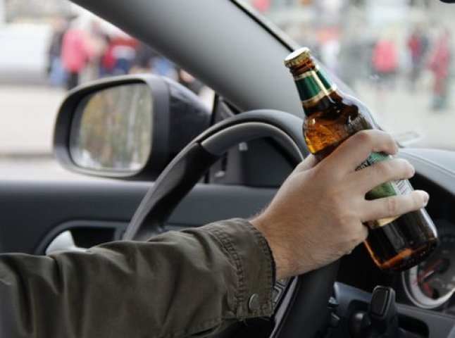 На Тячівщині п’яний водій врізався у припаркований автомобіль