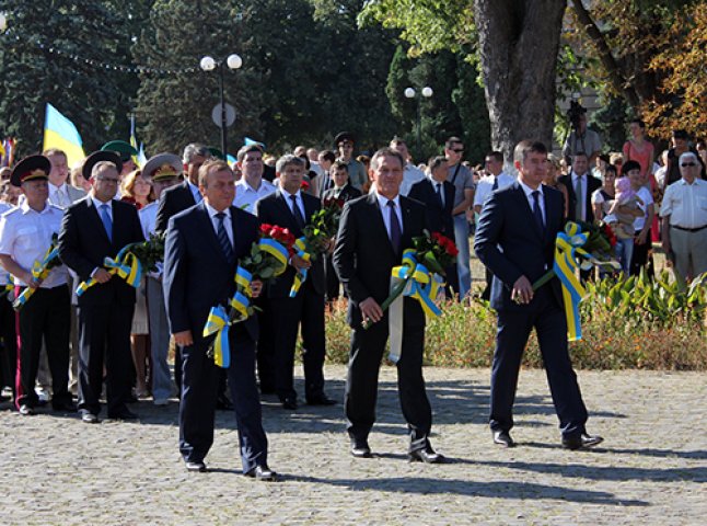 В області відзначають День Прапора та Незалежності України підняттям державного стягу та військовим маршем