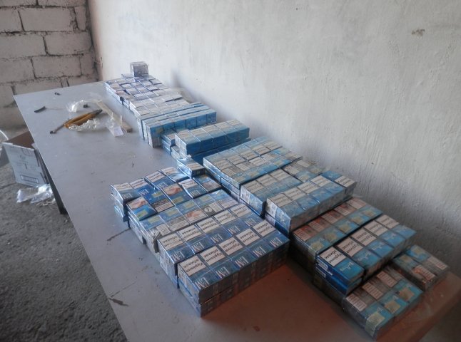 На Закарпатті прикордонники у двох випадках знайшли майже 1000 пачок сигарет
