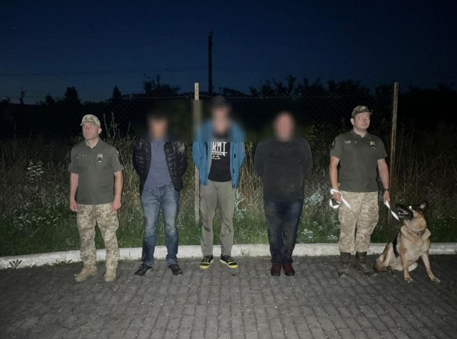 Тікали вночі, щоб їх не помітили: в області попереджувальними пострілами зупиняли кількох чоловіків Тікали вночі, щоб їх не помітили: в області попереджувальними пострілами зупиняли кількох чоловіків