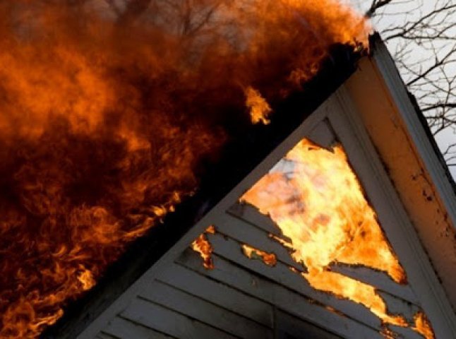 Пожежа на Ужгородщині: вогонь знищив кімнату, мансарду та перекриття
