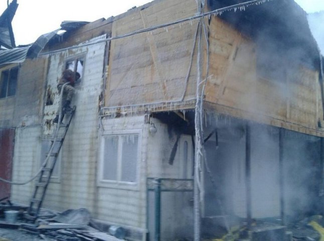 Рятувальники всю ніч ліквідовували пожежу на Тячівщині
