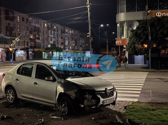 На одному з перехресть Ужгорода автівка врізалась в огорожу