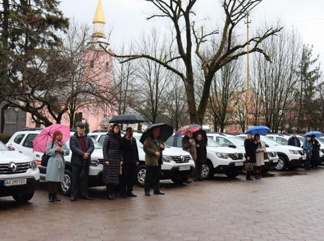Сільські амбулаторії Іршавщини отримали 16 автомобілів