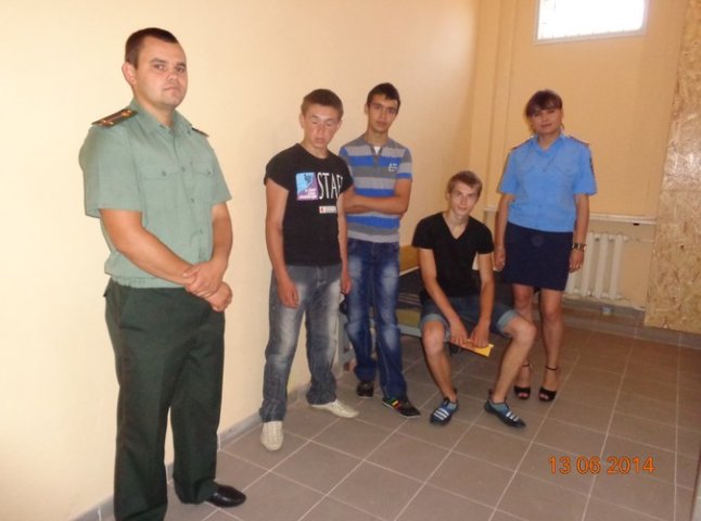 Мукачівські правоохоронці показали міськвідділ міліції "важким" неповнолітнім (ФОТО)