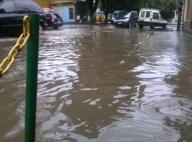 Вулиця Фединця в Ужгороді після дощу стала озером (ФОТО)