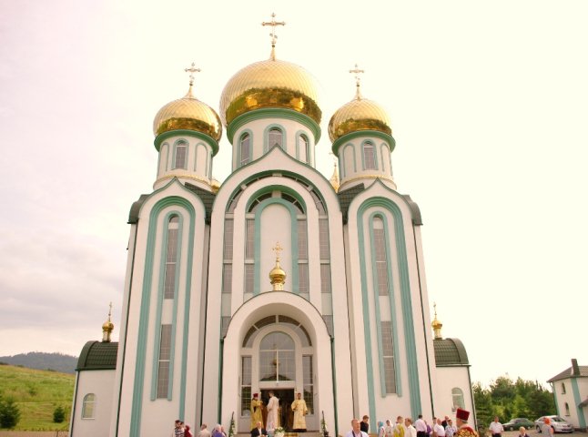 У Мукачеві представники духовентства освятили новозбудований храм