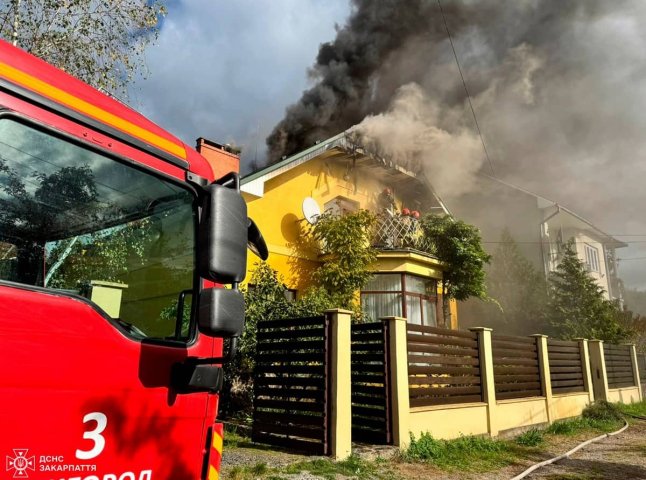 20 рятувальників гасили пожежу у двоповерховому будинку в Ужгороді 20 рятувальників гасили пожежу у двоповерховому будинку в Ужгороді
