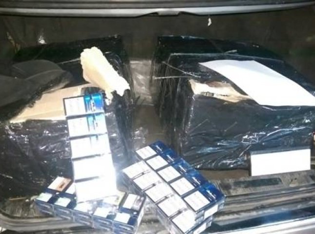 Рахівські поліцейські затримали іномарку, у якій виявили півтора тисячі пачок контрабандних цигарок