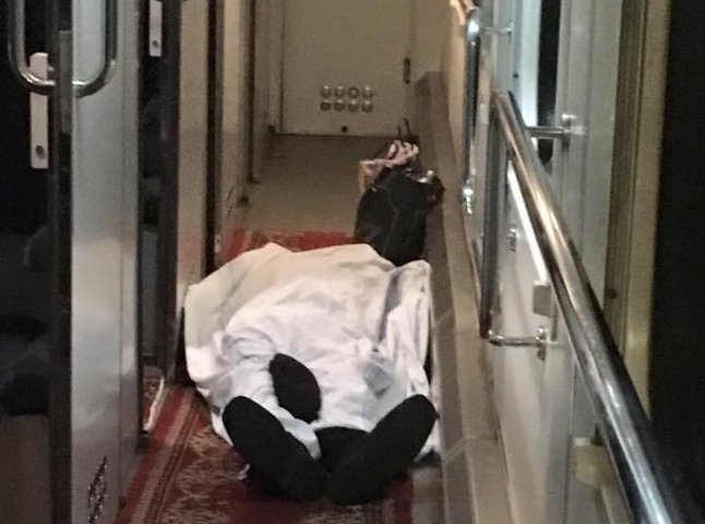 У потязі "Київ-Ужгород" через відсутність ліків у аптечках помер пенсіонер 