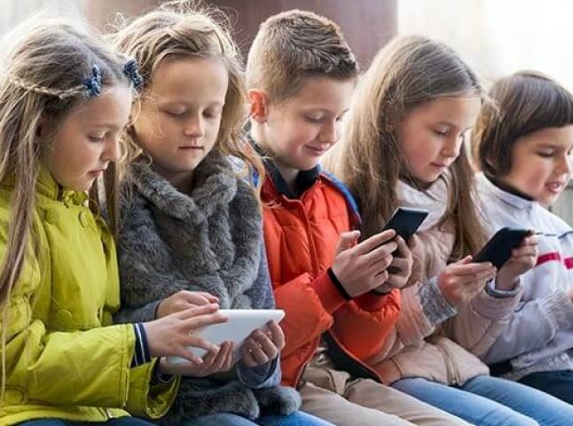 У школах можуть заборонити смартфони та планшети: на сайті ВР з’явився законопроєкт