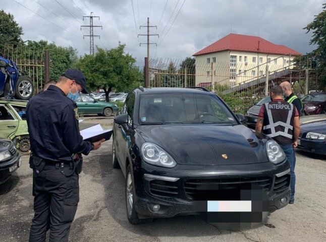 В Ужгороді знайшли авто «Porsche Cayenne», яке викрали у Словаччині