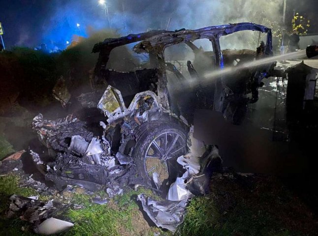 У палаючому авто загинув пасажир: з’явилися фото з місця моторошної ДТП