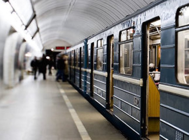 У Києві жінка впала під потяг