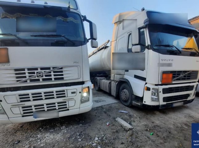У Мукачеві зупинили дві вантажівки з напівпричепами-цистернами: у чому підозрюють водіїв